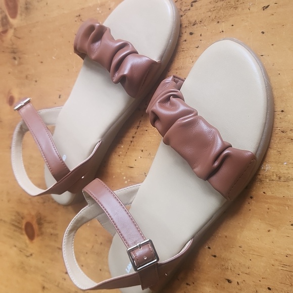 Lands' End Women's Adjustable Strappy Flat Cognac Sandals, Size 9 - Picture 2 of 9